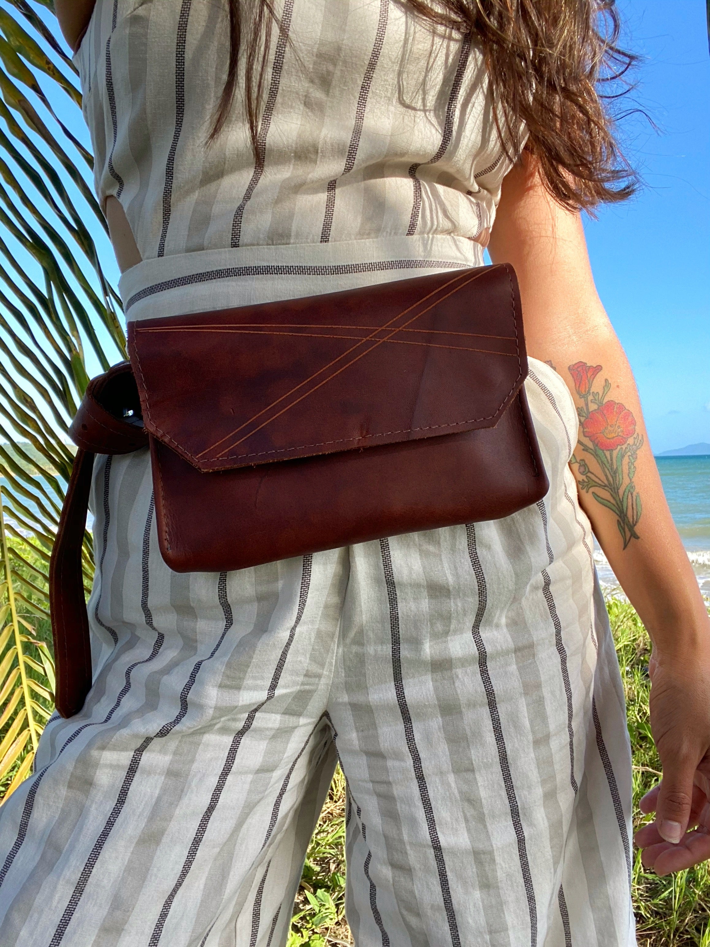 Tobacco handmade genuine leather fanny pack (hipsack), can be used as a cross-body bag. Hand-crafted in Puerto Rico. Oduardo is a husband and wife leather goods handmade small-batch fair trade shop. We make all our products by hand. In our shop you can find convertible messenger bags, leather backpacks, leather briefcases, leather cross-body bags, leather passport covers, leather wallets, leather bifold wallets, and more!