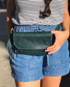 Forest green handmade genuine leather fanny pack (hipsack), can be used as a cross-body bag. Hand-crafted in Puerto Rico. Oduardo is a husband and wife leather goods handmade small-batch fair trade shop. We make all our products by hand. In our shop you can find convertible messenger bags, leather backpacks, leather briefcases, leather cross-body bags, leather passport covers, leather wallets, leather bifold wallets, and more!